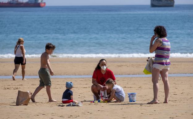 Hay quien decide usar mascarilla en los arenales. 