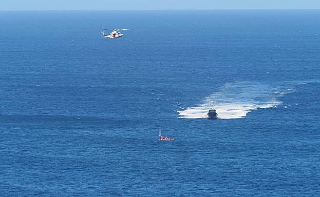 Imagen principal - Distintas imágenes del operativo desplegado esta mañana para la búsqueda del pescador.