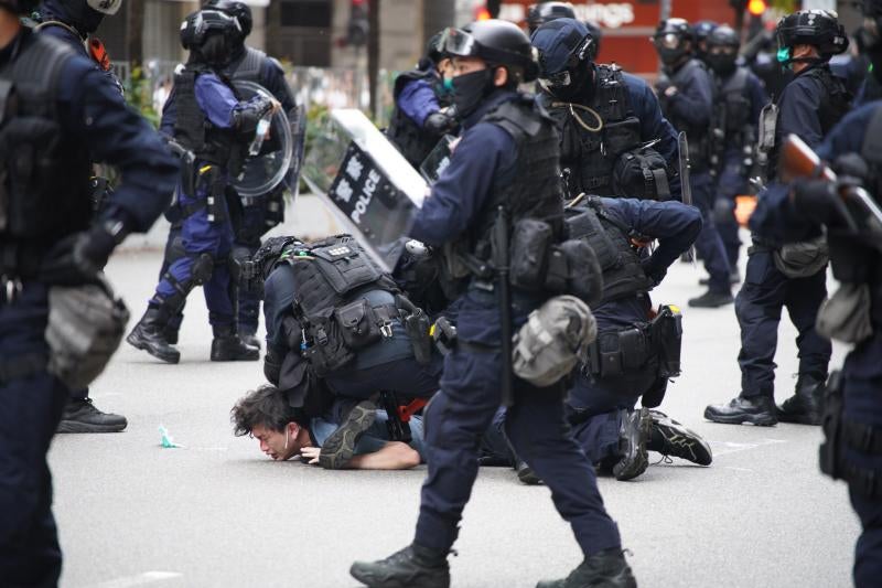 La tensión acumulada durante los últimos días en Hong Kong sobre la nueva ley de seguridad impuesta desde China se ha traducido en una multitudinaria protesta y una carga policial en la zona de Causeway Bay