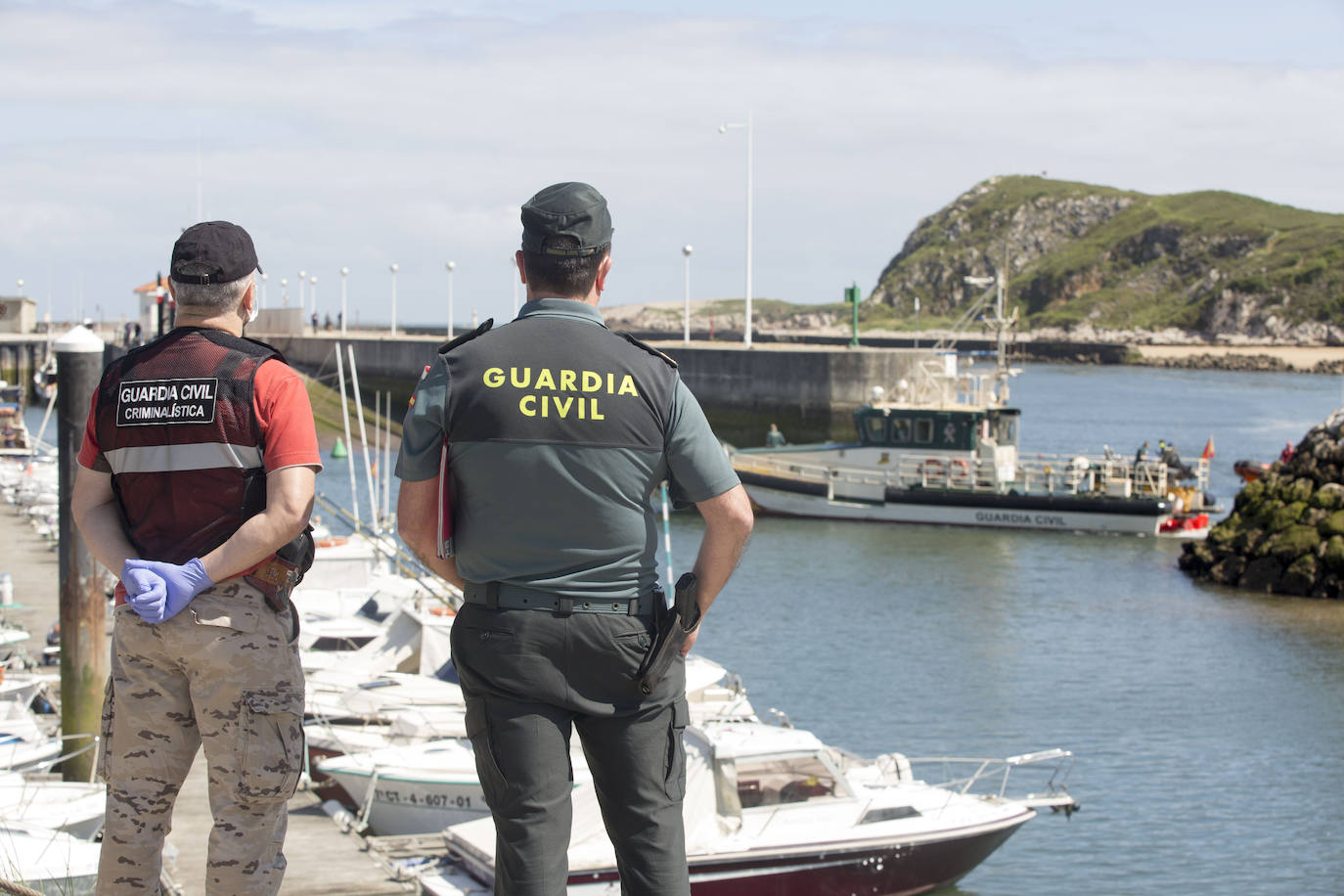 El Servicio Marítimo de la Guardia Civil ha recuperado esta mañana el cuerpo de un varón que ha aparecido flotando en la costa entre los municipios de Santillana del Mar y Comillas, justo en un punto conocido como Punta Calderón. El cadáver fue trasladado primero al puerto de Suances para que los familiares realizaran la identificación; y después al Instituto Anatómico Forense para practicarle la autopsia