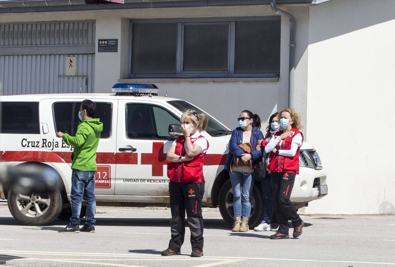 El Servicio Marítimo de la Guardia Civil ha recuperado esta mañana el cuerpo de un varón que ha aparecido flotando en la costa entre los municipios de Santillana del Mar y Comillas, justo en un punto conocido como Punta Calderón. El cadáver fue trasladado primero al puerto de Suances para que los familiares realizaran la identificación; y después al Instituto Anatómico Forense para practicarle la autopsia