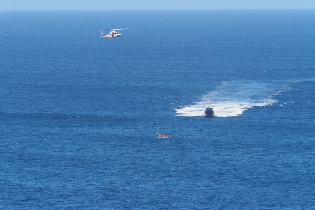 El Servicio Marítimo de la Guardia Civil ha recuperado esta mañana el cuerpo de un varón que ha aparecido flotando en la costa entre los municipios de Santillana del Mar y Comillas, justo en un punto conocido como Punta Calderón. El cadáver fue trasladado primero al puerto de Suances para que los familiares realizaran la identificación; y después al Instituto Anatómico Forense para practicarle la autopsia