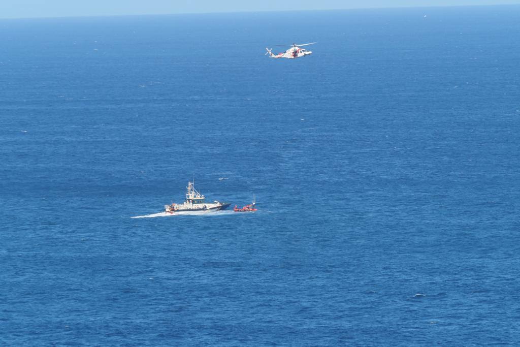 El Servicio Marítimo de la Guardia Civil ha recuperado esta mañana el cuerpo de un varón que ha aparecido flotando en la costa entre los municipios de Santillana del Mar y Comillas, justo en un punto conocido como Punta Calderón. El cadáver fue trasladado primero al puerto de Suances para que los familiares realizaran la identificación; y después al Instituto Anatómico Forense para practicarle la autopsia