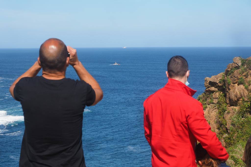 El Servicio Marítimo de la Guardia Civil ha recuperado esta mañana el cuerpo de un varón que ha aparecido flotando en la costa entre los municipios de Santillana del Mar y Comillas, justo en un punto conocido como Punta Calderón. El cadáver fue trasladado primero al puerto de Suances para que los familiares realizaran la identificación; y después al Instituto Anatómico Forense para practicarle la autopsia