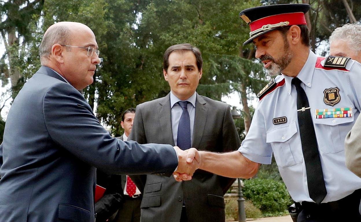 Pérez de los Cobos saluda al exmayor de los Mossos Josep Lluis Trapero