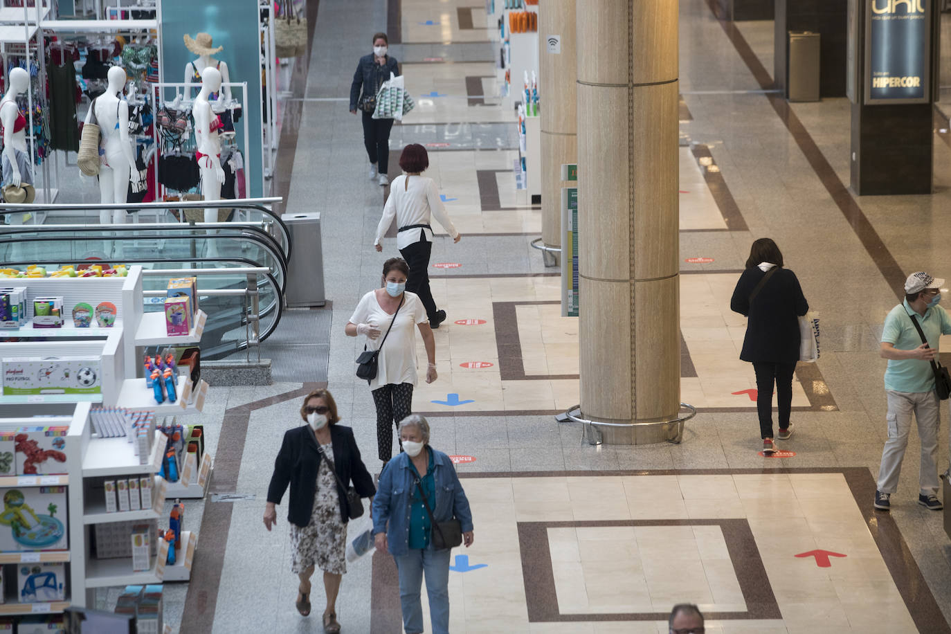 El Corte Inglés y Valle Real reabren sus puertas con pegatinas en el suelo para recordar los dos metros de separación y genes en cada esquina