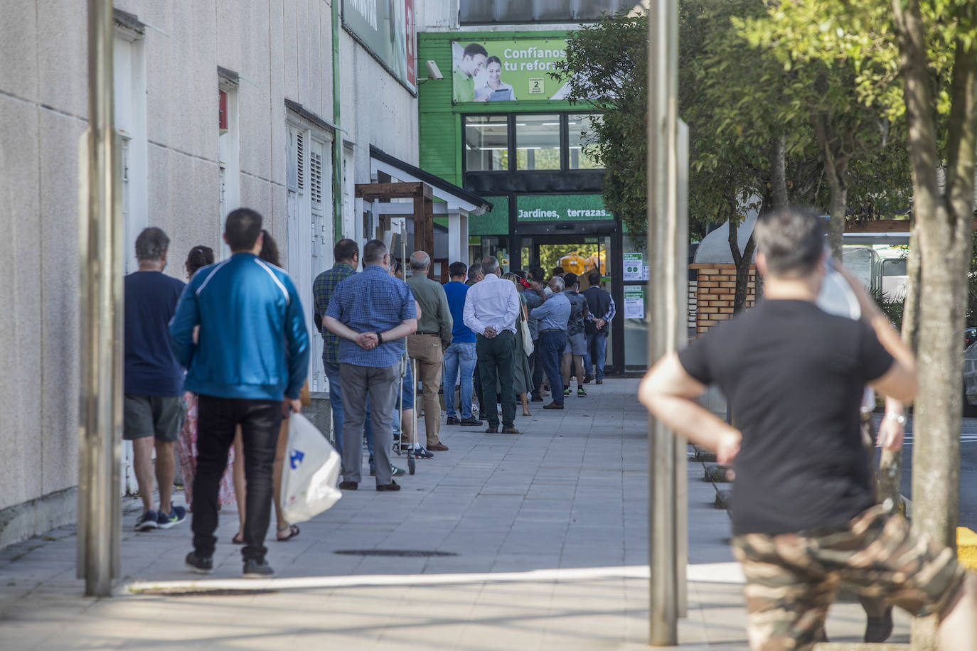 El Corte Inglés y Valle Real reabren sus puertas con pegatinas en el suelo para recordar los dos metros de separación y genes en cada esquina