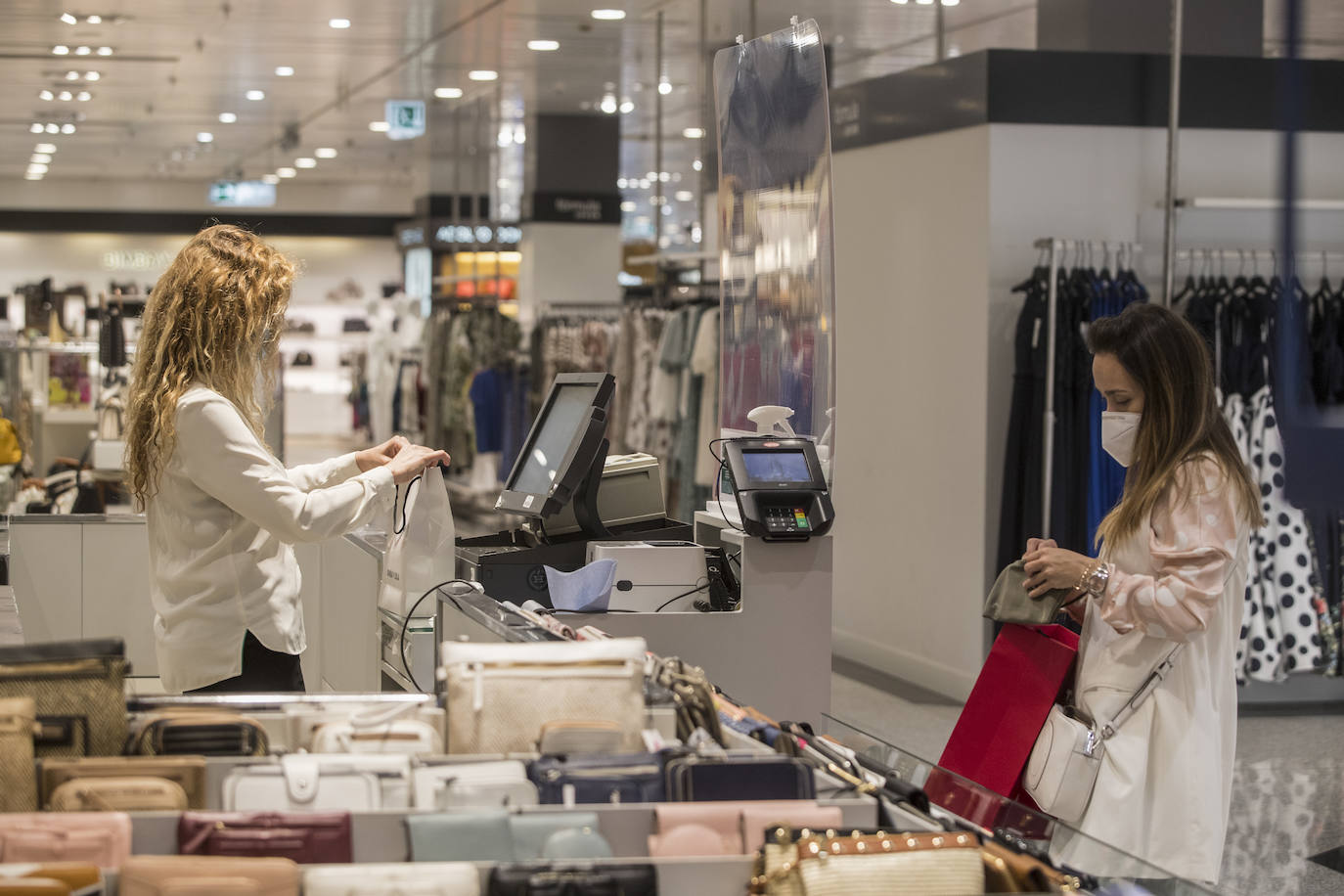 El Corte Inglés y Valle Real reabren sus puertas con pegatinas en el suelo para recordar los dos metros de separación y genes en cada esquina