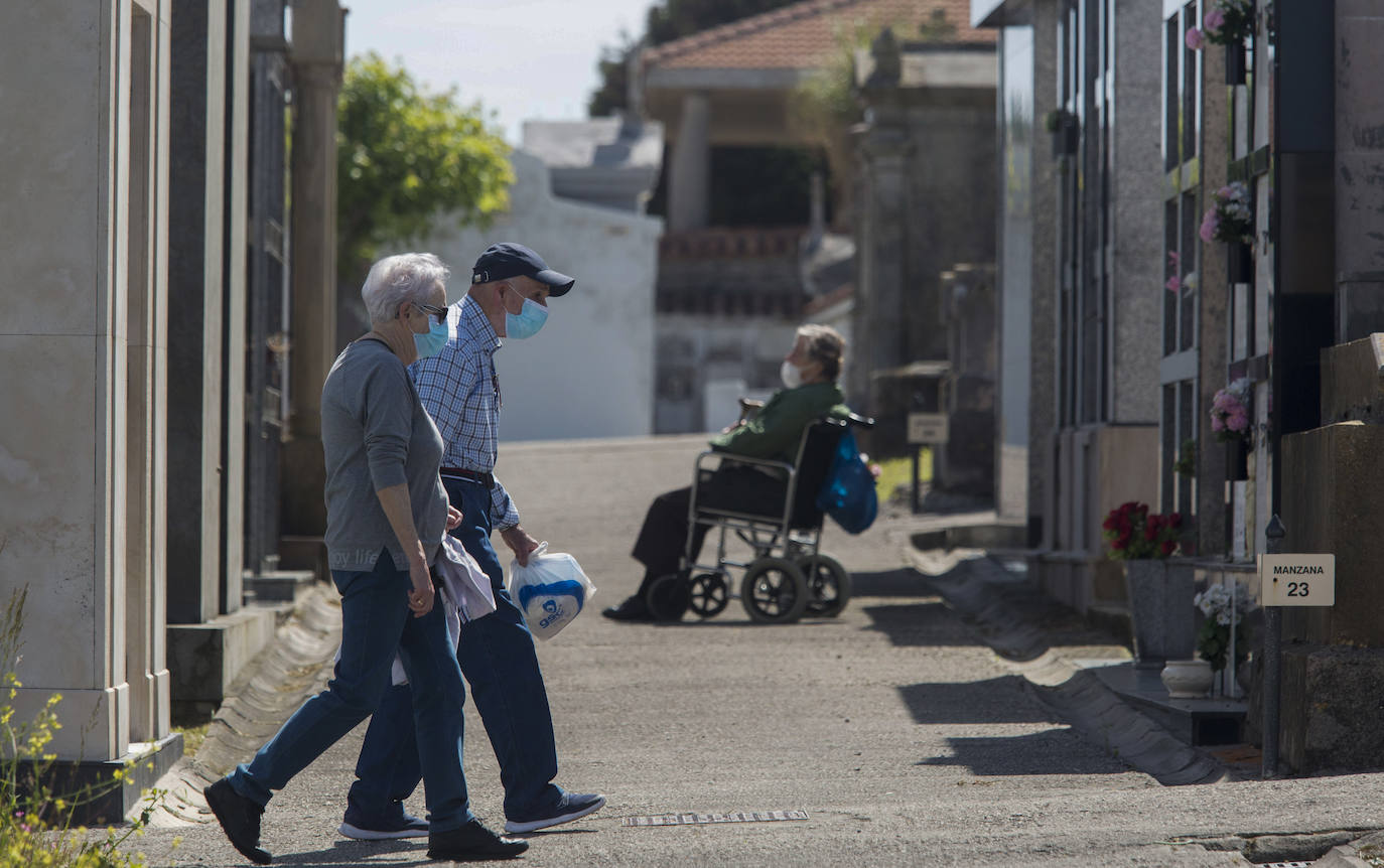 El cementerio vuelve a abrir sus puertas al púbico, limitando la estancia y sin permitir el acceso a vehículos