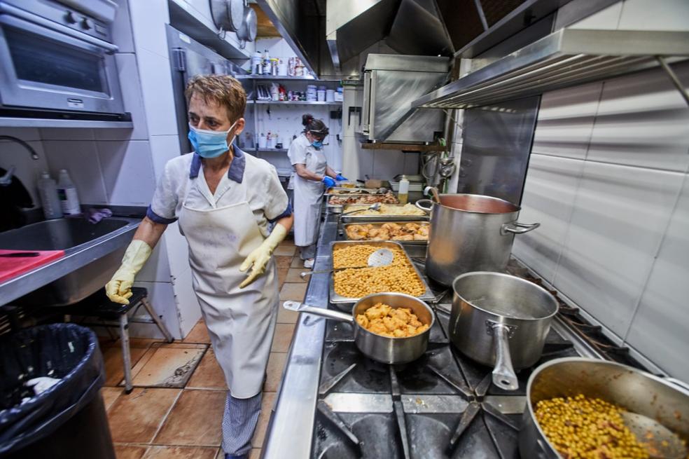 Trabajo en la cocina, también con mascarilla. 