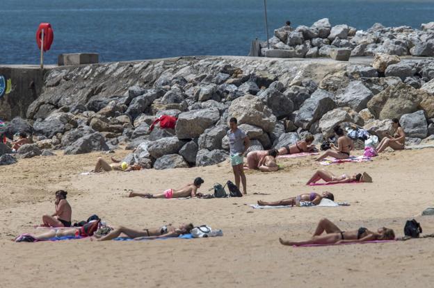 Más gente al sol que en el agua