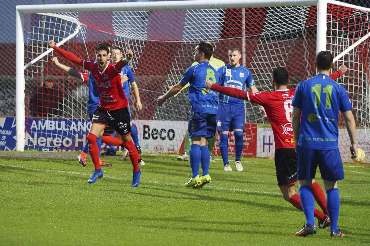 Iván Argos, del Laredo, celebra un gol de los pejinos ante el Textil Escudo. 