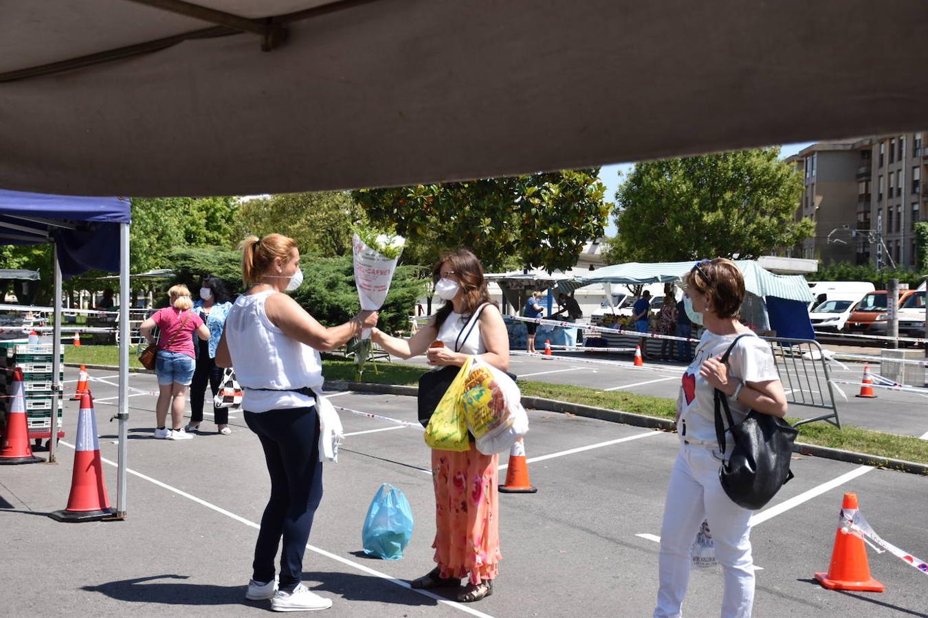 Fotos: Solo 12 puestos de 108 en el mercadillo de Maliaño