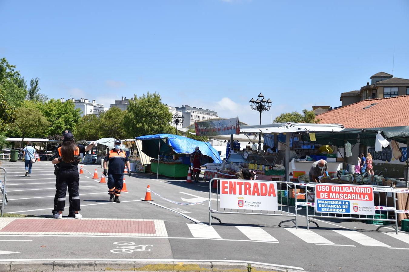 Fotos: Solo 12 puestos de 108 en el mercadillo de Maliaño