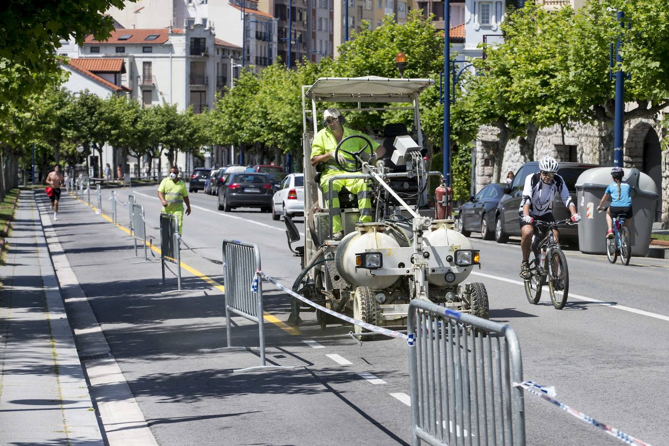 Fotos: El Ayuntamiento habilita un carril bici en Reina Victoria y reordena el tráfico