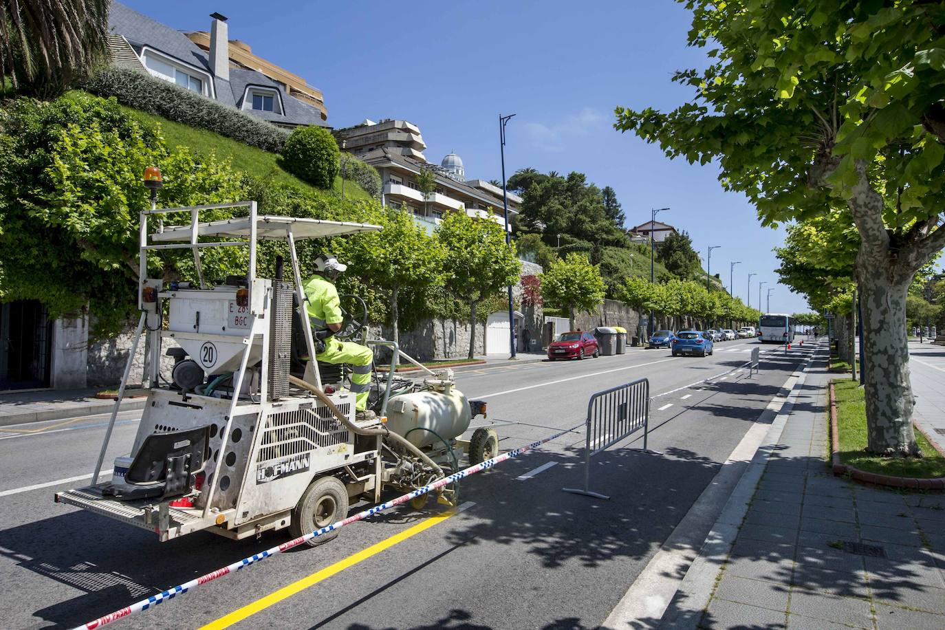 Fotos: El Ayuntamiento habilita un carril bici en Reina Victoria y reordena el tráfico