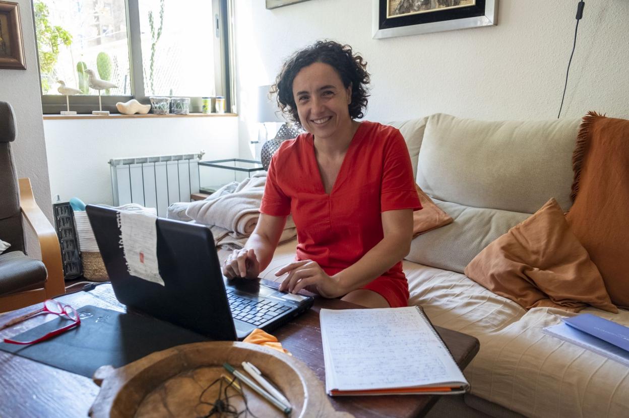 María Zurita, en su casa de Santander, donde sigue atendiendo a sus alumnos a través de internet.