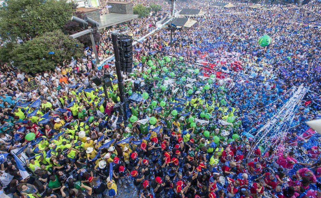 Gentío concentrado en la Plaza del Ayuntamiento de Santander, el verano pasado, durante el chupinazo.