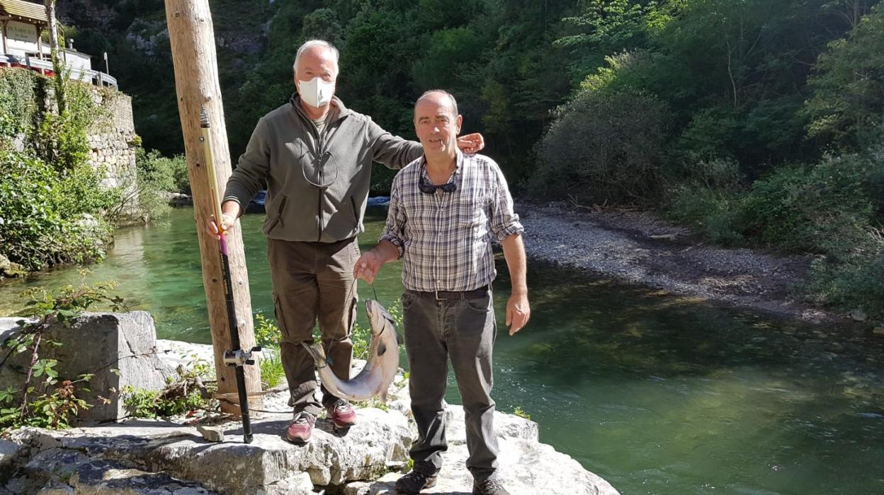 Los corraliegos José Blanco y Luis Abad posan con el Campano del río Deva, con un peso de cinco kilos, en el coto del Infierno.