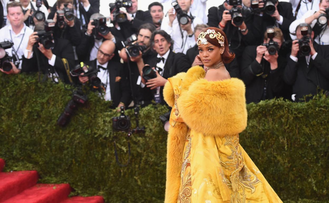 Rihanna deslumbró con este look en la Gala MET de 2015.