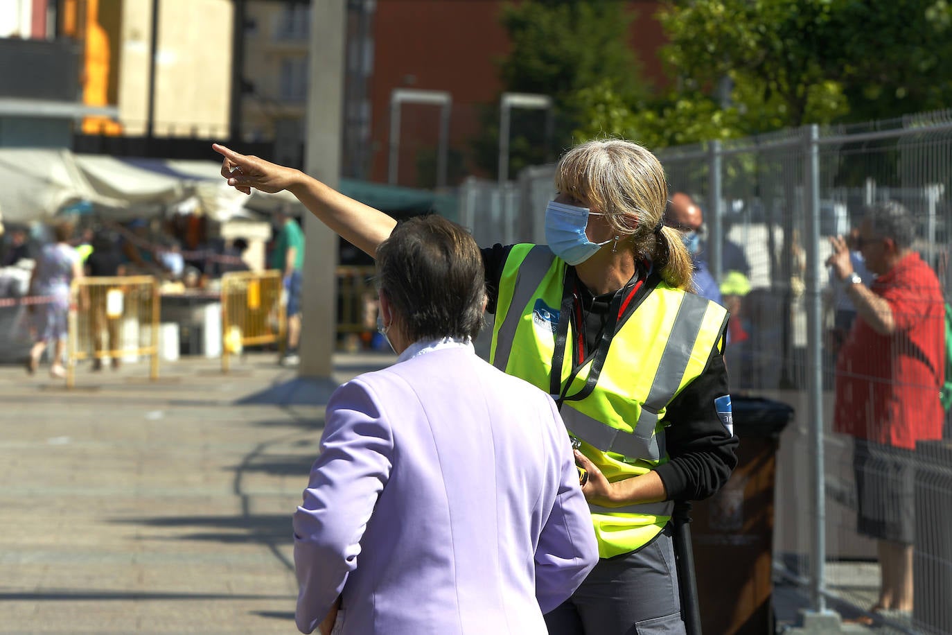 Fotos: Mucho sol y medidas de seguridad en el primer &#039;mercado de los jueves&#039; de Torrelavega, en la Plaza de La Llama