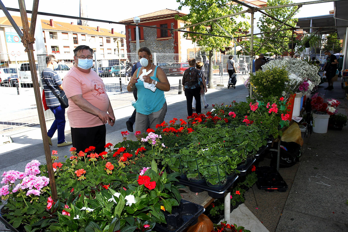 Fotos: Mucho sol y medidas de seguridad en el primer &#039;mercado de los jueves&#039; de Torrelavega, en la Plaza de La Llama