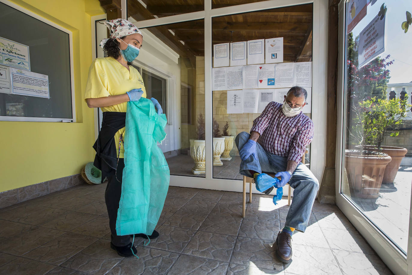 Fotos: Reencuentros en las residencias de mayores el día de su reapertura