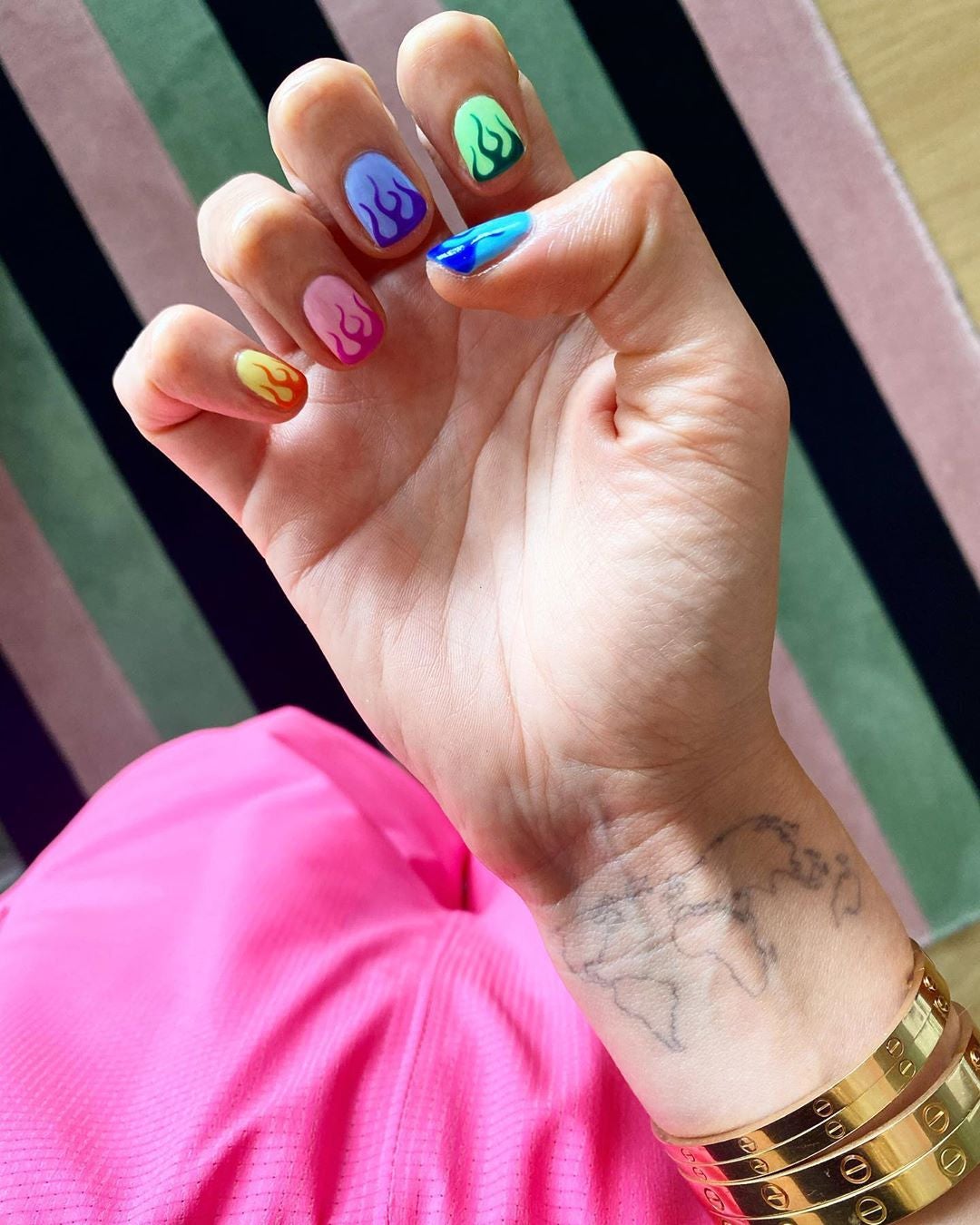 Una manicura de puro fuego y a todo color fue la apuesta de la italiana Chiara Ferragni.