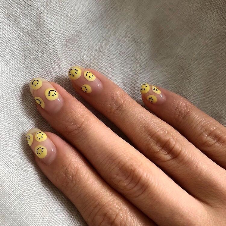 Gigi Vives quería esta manicura protagonizada por caritas sonrientes. 