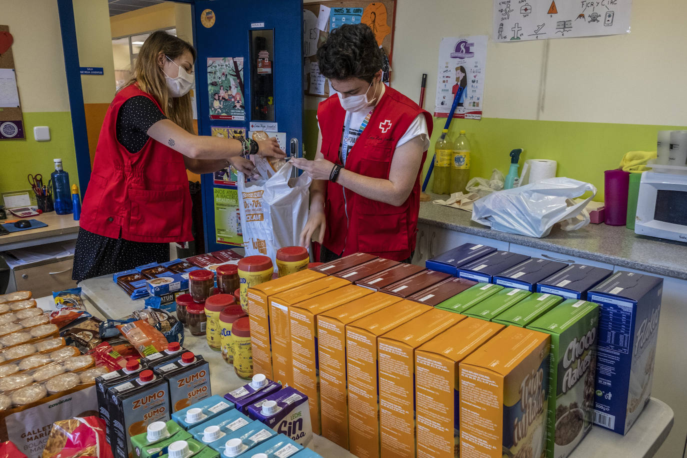 Fotos: Aumentan las colas para conseguir comida y productos básicos en Cantabria