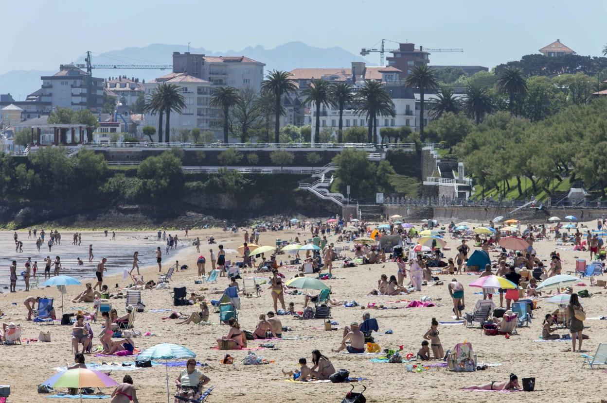 Imagen que presentaba la Segunda playa de El Sardinero, ayer, con 26 grados centígrados en los termómetros. Roberto Ruiz