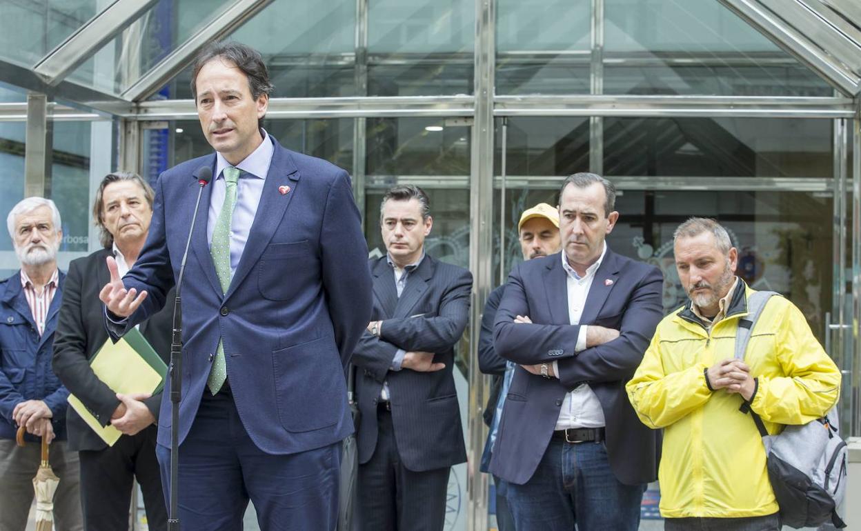 El consejero Gochicoa, tras una manifestación de los afectados por los derribos. Detrás, de amarillo, Antonio Vilela.