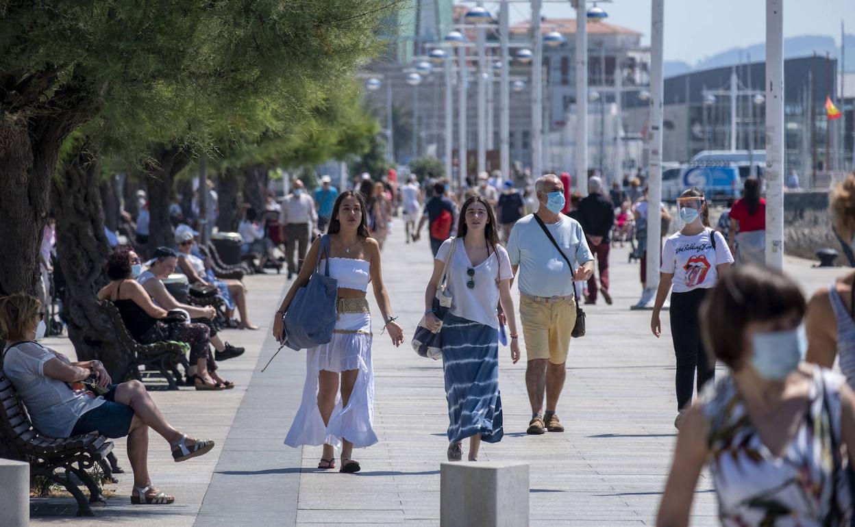 Gente paseando por Santander, algunos con mascarillas y otros no.