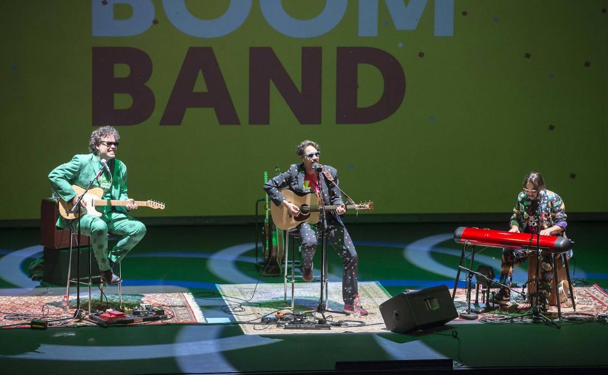 Sonrisas tras las mascarillas con la Billy Boom Band