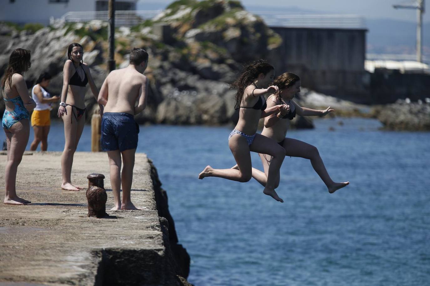 Aspecto que presentan este sábado las playas de El Sardinero y de la bahía de Santander, con muchos bañistas, gente paseando por la orilla, disfrutando del mar y tomando el sol.