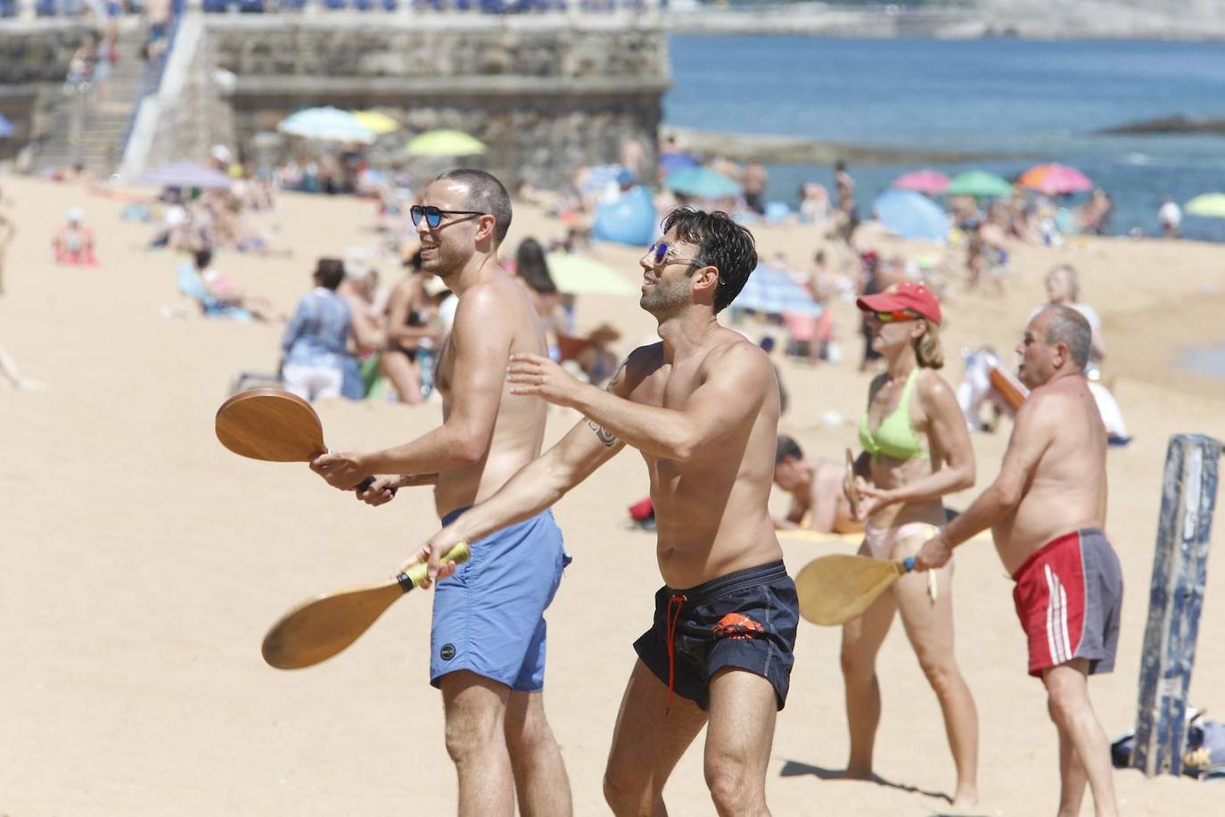 Aspecto que presentan este sábado las playas de El Sardinero y de la bahía de Santander, con muchos bañistas, gente paseando por la orilla, disfrutando del mar y tomando el sol.