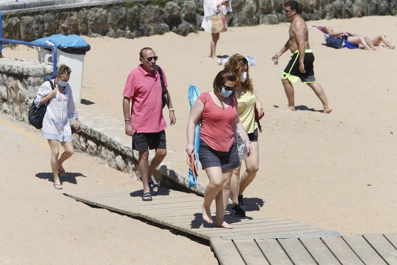 Aspecto que presentan este sábado las playas de El Sardinero y de la bahía de Santander, con muchos bañistas, gente paseando por la orilla, disfrutando del mar y tomando el sol.