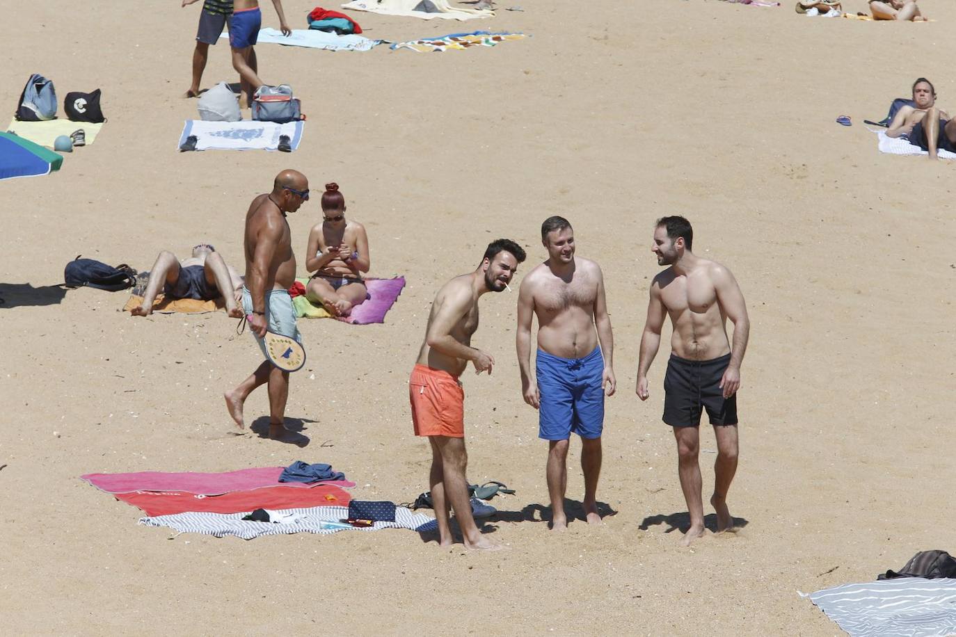 Aspecto que presentan este sábado las playas de El Sardinero y de la bahía de Santander, con muchos bañistas, gente paseando por la orilla, disfrutando del mar y tomando el sol.