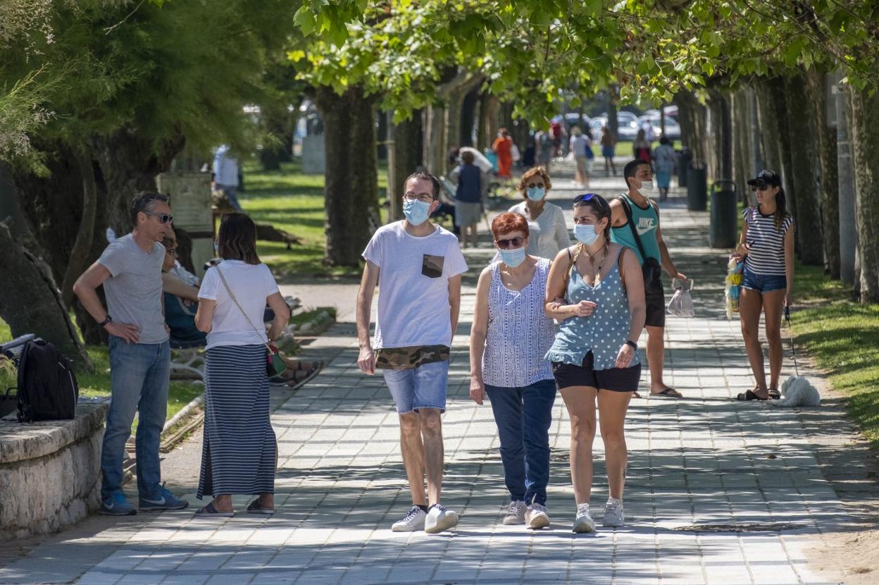 Peatones en Santander, algunos con mascarillas y otros sin ella. daniel pedriza