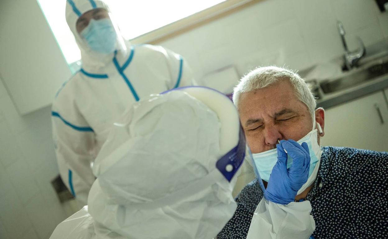 Profesionales sanitarios realizan test PCR en los Centros de Atención Primaria. 