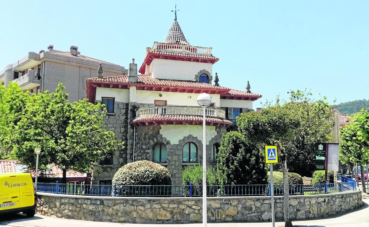 La Casa del Mar de Castro se encuentra a escasos metros del espacio que ocupaba el Hotel Miramar, derribado recientemente. 