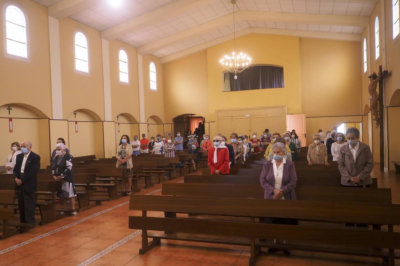 La Parroquia de Nuestra Señora del Carmen del barrio Pesquero, en Santander, durante el acto religioso de la mañana. Poco antes de terminar la misa, una de las monjas Mercedarias anunció que se marchan del barrio tras 74 años de social por motivos de reorganización