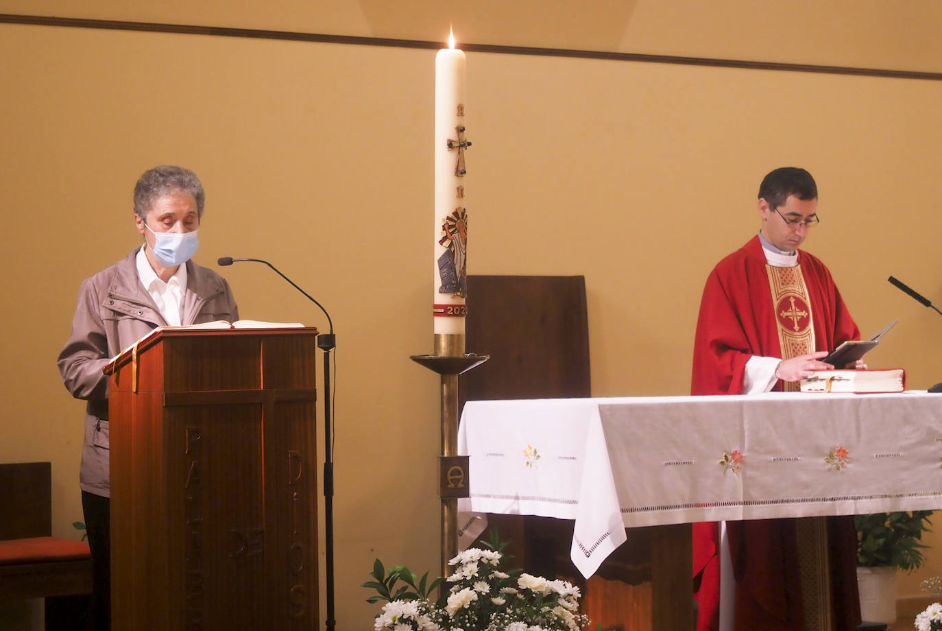 La Parroquia de Nuestra Señora del Carmen del barrio Pesquero, en Santander, durante el acto religioso de la mañana. Poco antes de terminar la misa, una de las monjas Mercedarias anunció que se marchan del barrio tras 74 años de social por motivos de reorganización