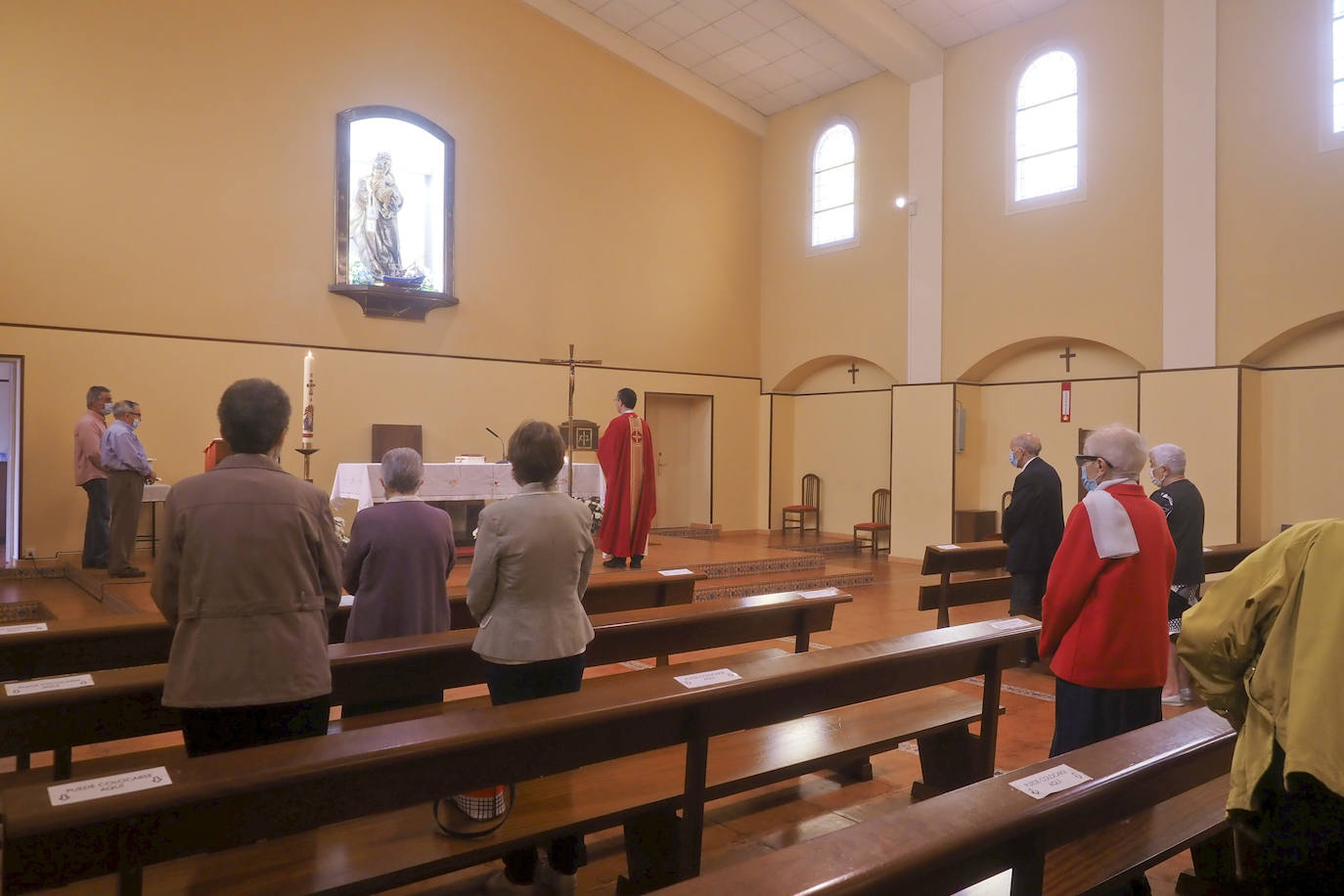 La Parroquia de Nuestra Señora del Carmen del barrio Pesquero, en Santander, durante el acto religioso de la mañana. Poco antes de terminar la misa, una de las monjas Mercedarias anunció que se marchan del barrio tras 74 años de social por motivos de reorganización