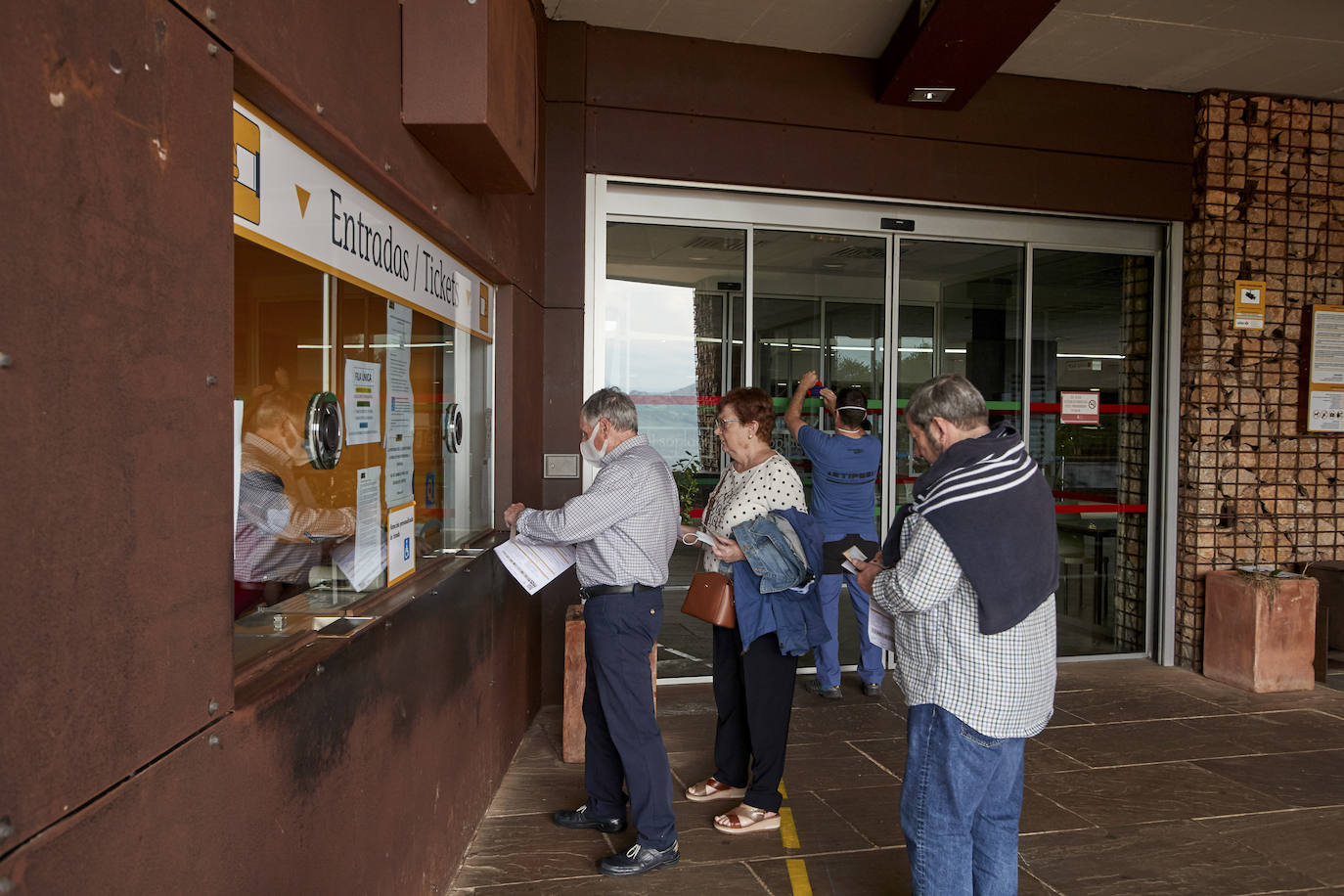 La cavidad ha reiniciado su actividad, únicamente, en la modalidad de Visita Turística o de Pasarela, para un solo grupo cada hora y de un máximo de 23 personas, el 50% de lo habitual.