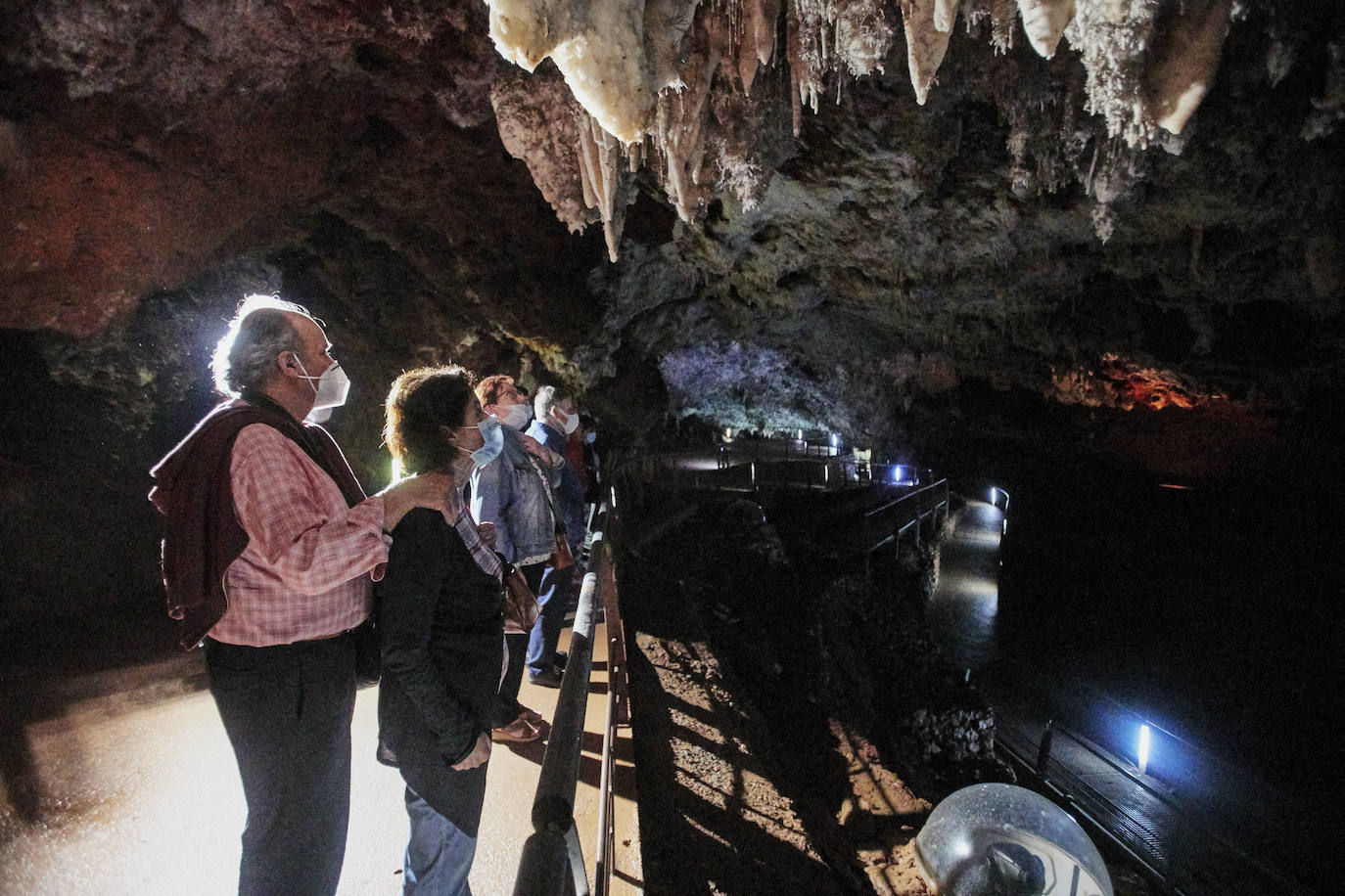 La cavidad ha reiniciado su actividad, únicamente, en la modalidad de Visita Turística o de Pasarela, para un solo grupo cada hora y de un máximo de 23 personas, el 50% de lo habitual.