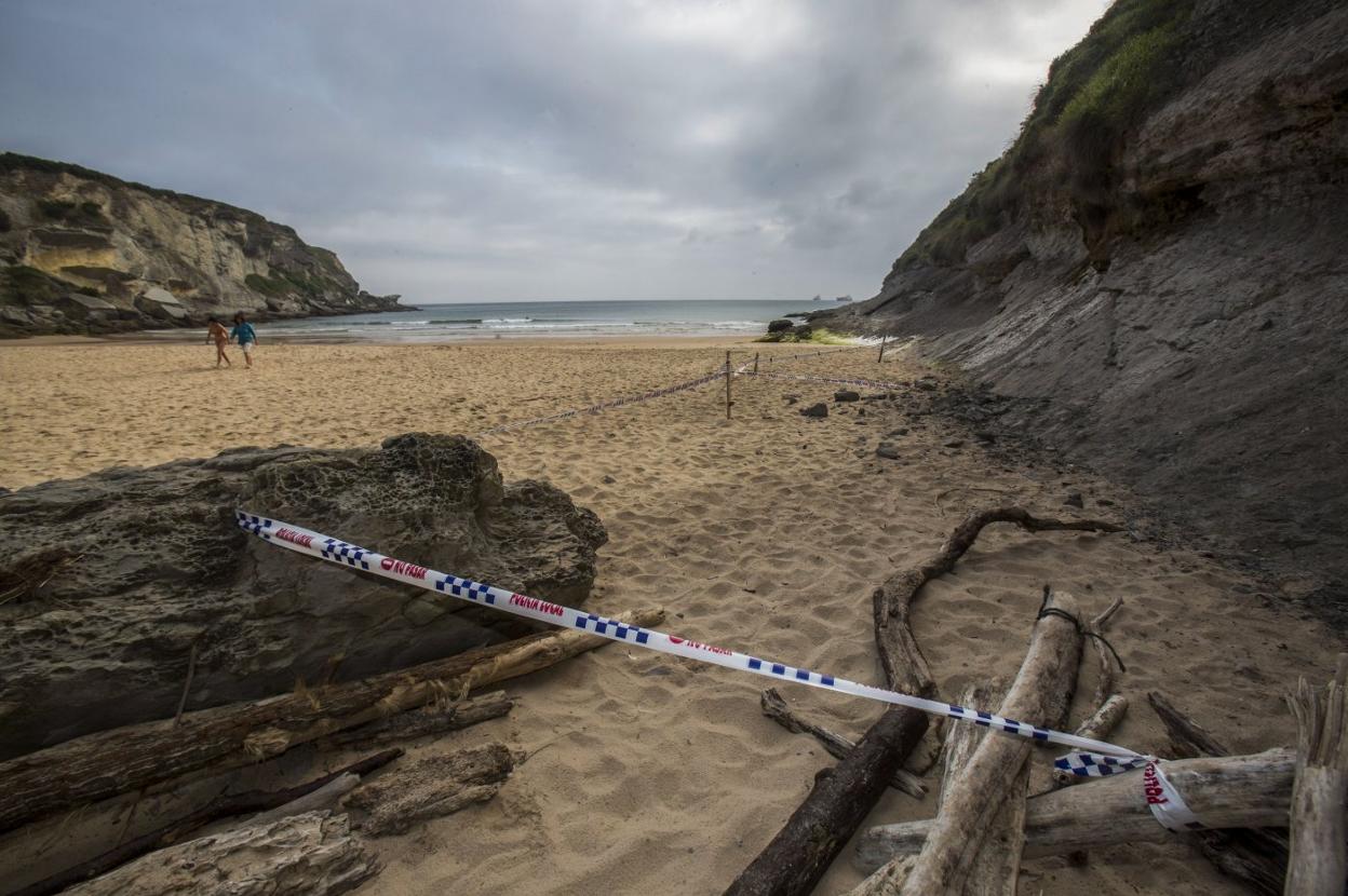 Un desprendimiento de rocas obliga a cerrar una zona de la playa de Mataleñas