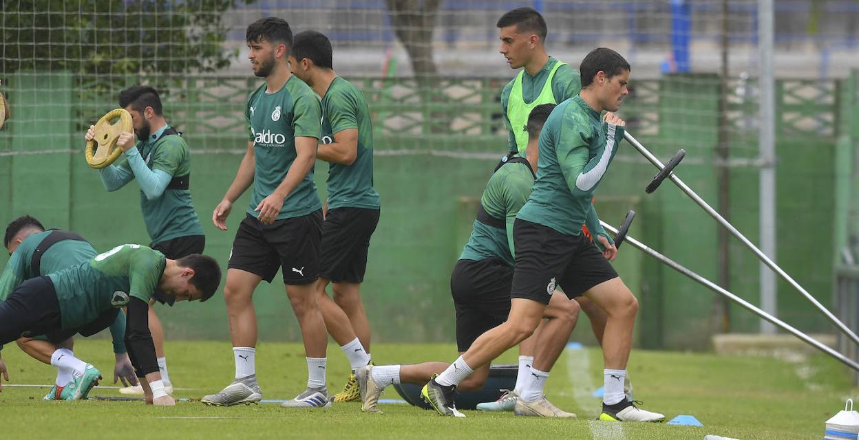 Los futbolistas del Racing, ayer en las Instalaciones Nando Yosu, en La Albericia. 