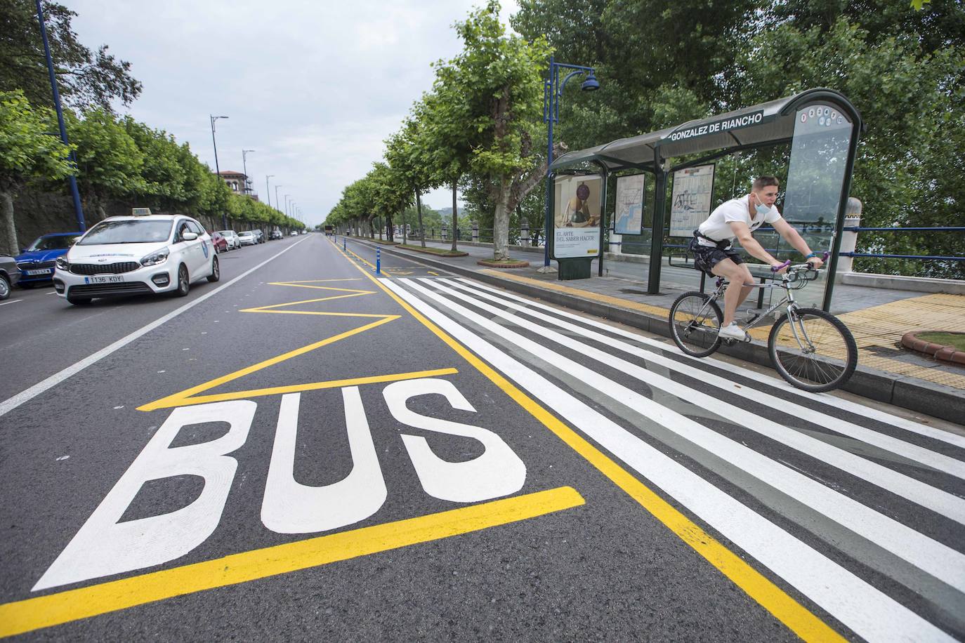 Fotos: Un carril bici lleno de obstáculos
