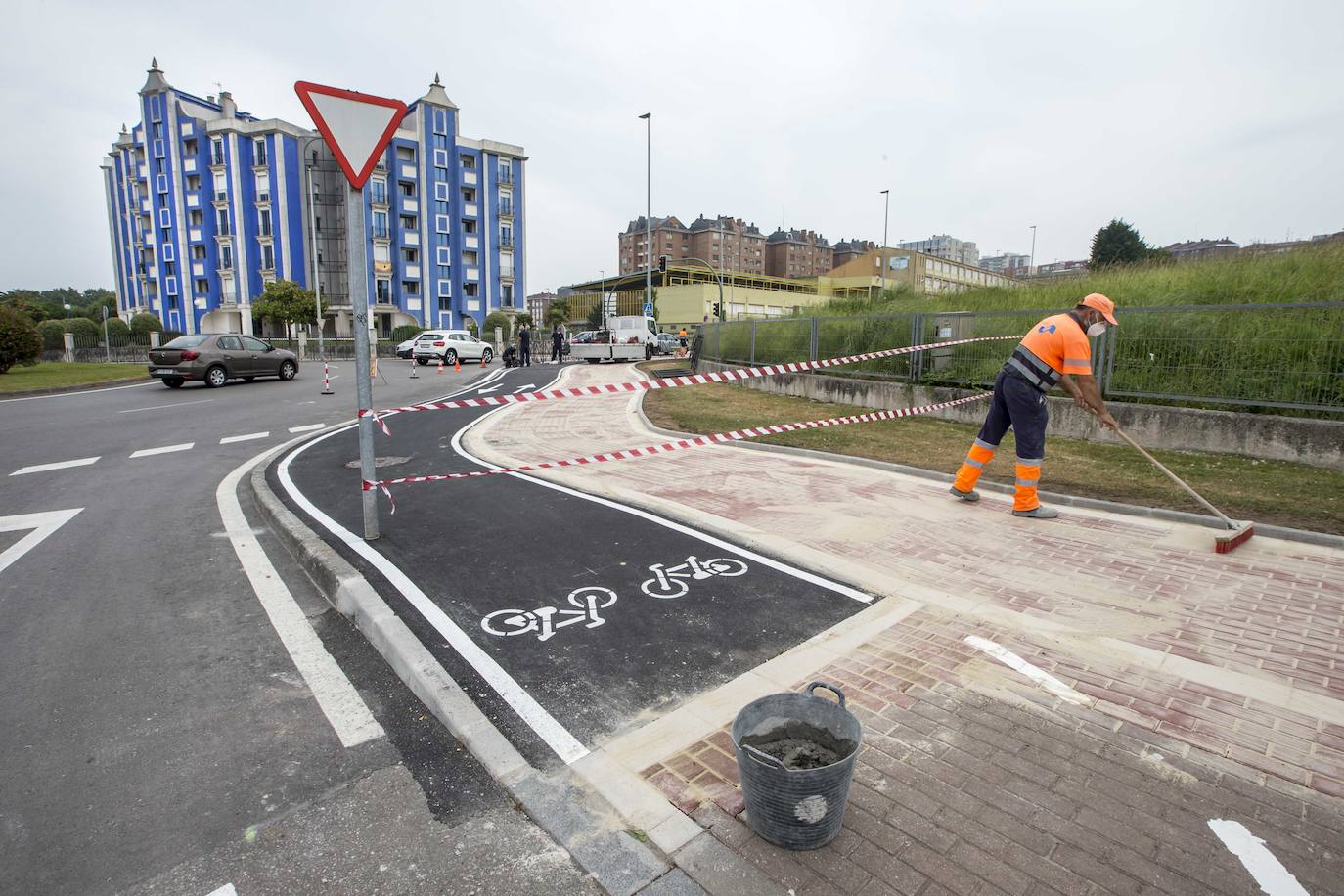 Fotos: Un carril bici lleno de obstáculos